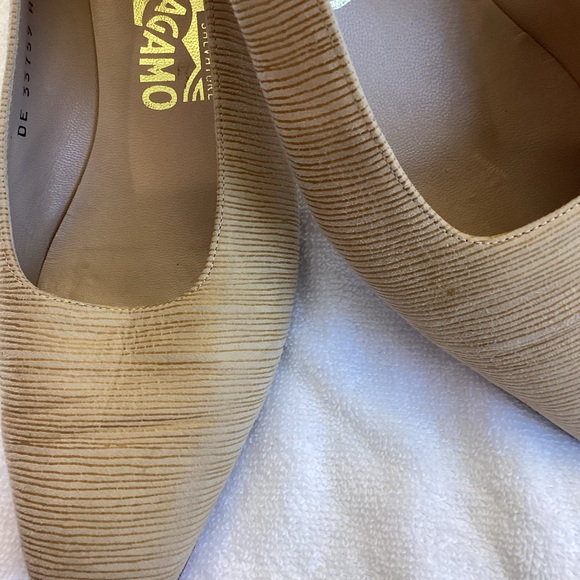 SALVATORE FERRAGAMO Beige Tan closed toe 1" kitten heel sz 7.5 VTG feel shoe - Picture 3 of 14